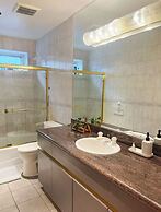 Chic 2BR Suite Vancouver West Downtown