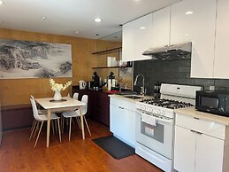 Chic 2BR Suite Vancouver West Downtown
