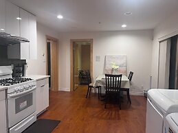 Chic 2BR Suite Vancouver West Downtown