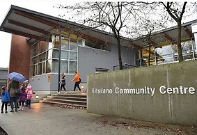 Chic 2BR Suite Vancouver West Downtown