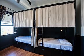 Howzit Hostels Hawaii