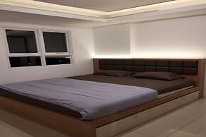 OYO 93734 The Metro Suites Apartment By Retro Rent