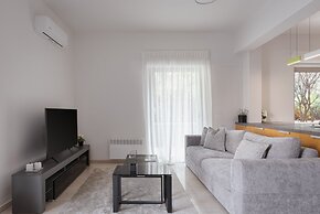 Vouliagmeni Stylish Apartment
