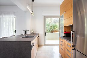Vouliagmeni Stylish Apartment