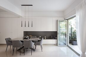 Vouliagmeni Stylish Apartment