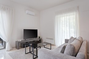 Vouliagmeni Stylish Apartment