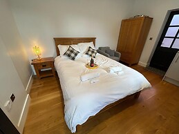 Romantic King Bed Countryside Couples Cabin