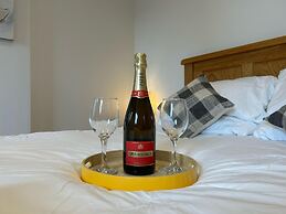 Romantic King Bed Countryside Couples Cabin