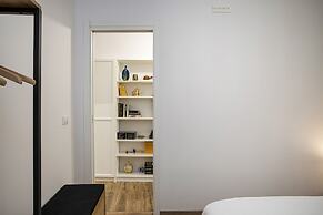 Art and Comfort Near Lomellini Street by Wonderful Italy