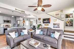 Hot Tub & Yard: Jimmy Buffet-themed Galveston Home