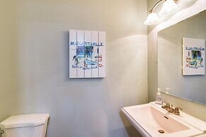 Hot Tub & Yard: Jimmy Buffet-themed Galveston Home