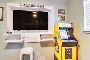 Hot Tub & Yard: Jimmy Buffet-themed Galveston Home