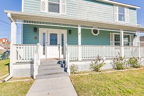 Hot Tub & Yard: Jimmy Buffet-themed Galveston Home
