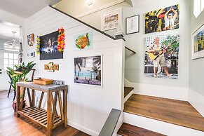 Hot Tub & Yard: Jimmy Buffet-themed Galveston Home