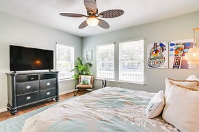 Hot Tub & Yard: Jimmy Buffet-themed Galveston Home