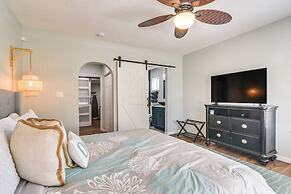 Hot Tub & Yard: Jimmy Buffet-themed Galveston Home