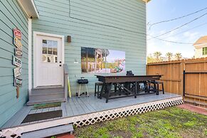 Hot Tub & Yard: Jimmy Buffet-themed Galveston Home