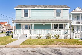 Hot Tub & Yard: Jimmy Buffet-themed Galveston Home