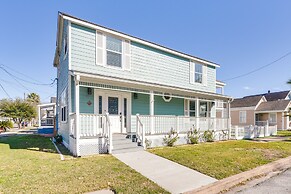 Hot Tub & Yard: Jimmy Buffet-themed Galveston Home