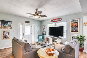 Hot Tub & Yard: Jimmy Buffet-themed Galveston Home