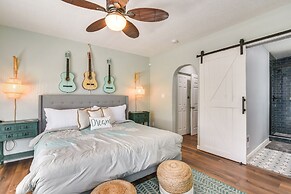 Hot Tub & Yard: Jimmy Buffet-themed Galveston Home