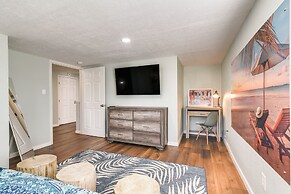 Hot Tub & Yard: Jimmy Buffet-themed Galveston Home