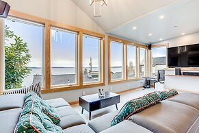 Seattle Sanctuary w/ Sweeping Views, Walk to Beach