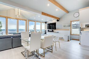 Seattle Sanctuary w/ Sweeping Views, Walk to Beach