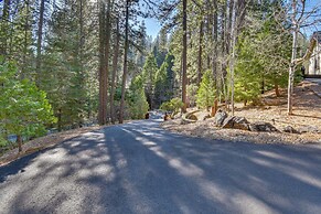 Cabin w/ Hot Tub - 4 Mi to Calaveras Big Trees!