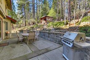 Cabin w/ Hot Tub - 4 Mi to Calaveras Big Trees!