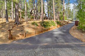Cabin w/ Hot Tub - 4 Mi to Calaveras Big Trees!