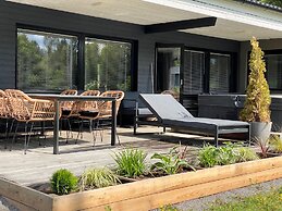 Idyllic Villa Unikko With Jacuzzi And Sauna