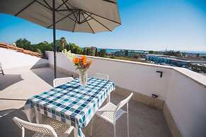 Apartment With Terrace Overlooking the sea - air Conditioned - Wi-fi