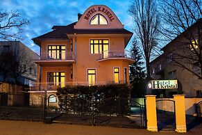 Kristal Hotel