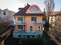 Kristal Hotel