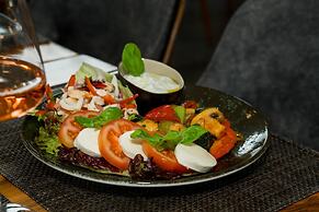 ROCA Restaurant & Hotel