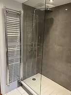 Large 3 bed House With Separately Bookable Studio