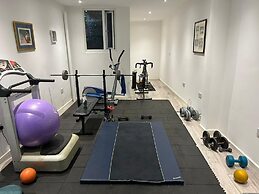 Large 3 bed House With Separately Bookable Studio