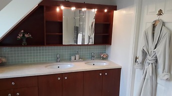 Large 3 bed House With Separately Bookable Studio