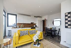 The Harlesden Classic - Lovely 2BDR Flat with Balcony