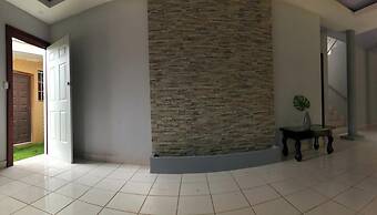 4 Bed House-sleeps 8-pet Friendly-private Garden