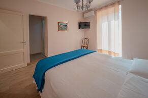 Uno Scorcio Sulla Rocca by Wonderful Italy