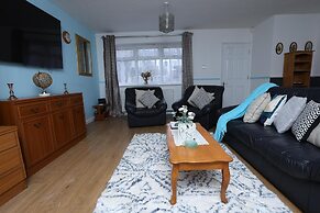 Beautiful 4-bed House in Erith
