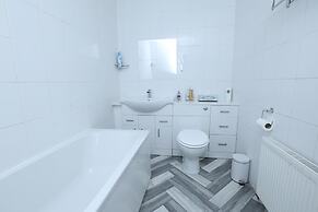 Beautiful 4-bed House in Erith