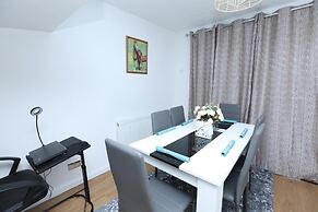 Beautiful 4-bed House in Erith