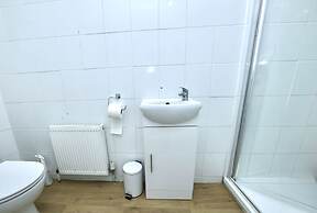 Beautiful 4-bed House in Erith