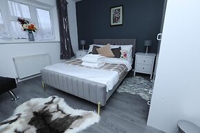 Beautiful 4-bed House in Erith