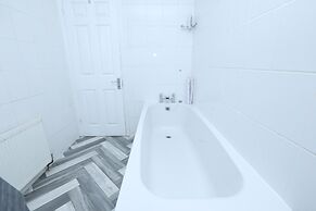 Beautiful 4-bed House in Erith