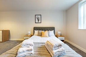 Lovely 1-bed Apartment in Slough With Free Parking