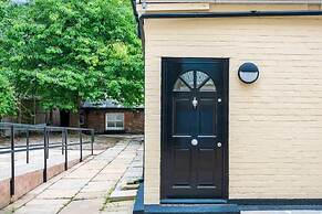 Host Apartments The Rodney Courtyard